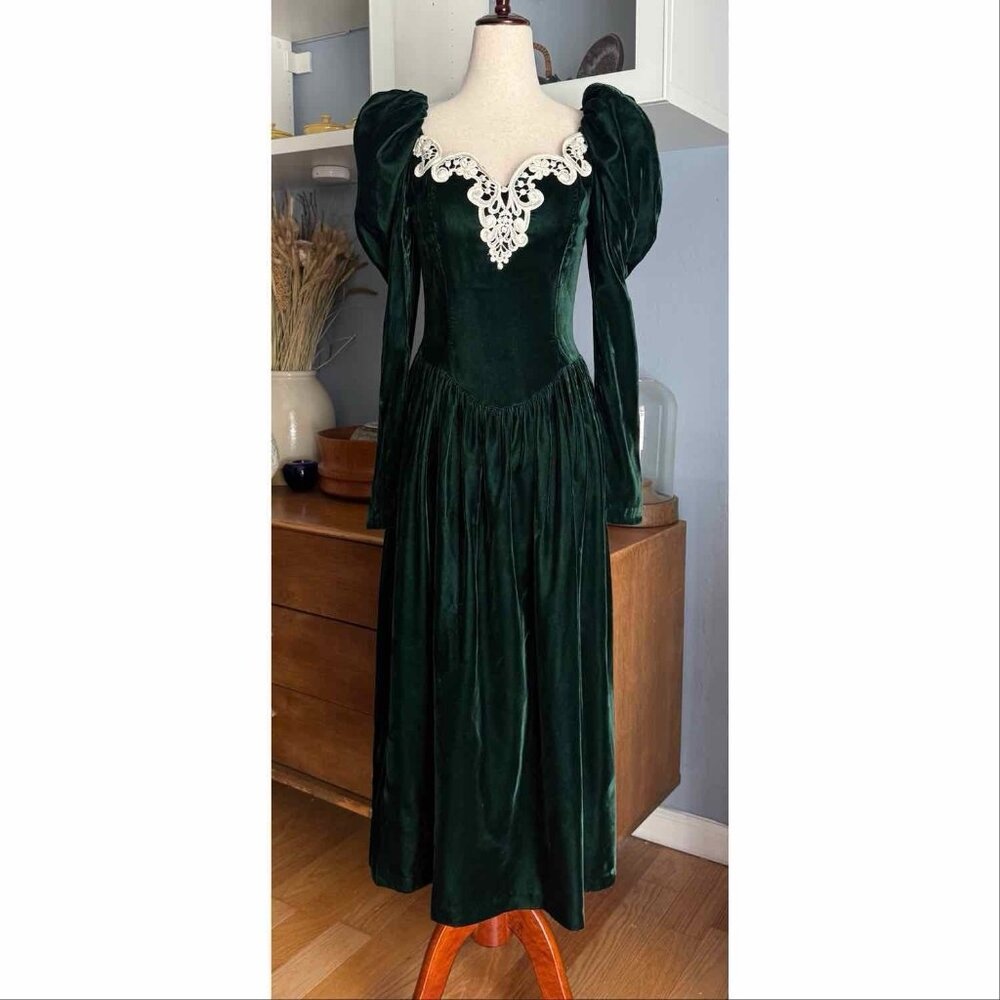 Vtg Jessica McClintock Velvet Emerald Green Victorian Lace Dress